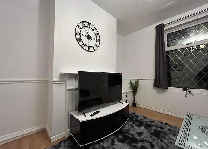 Comfortable, Spacious 2 Bedroom House Close To Etihad Stadium