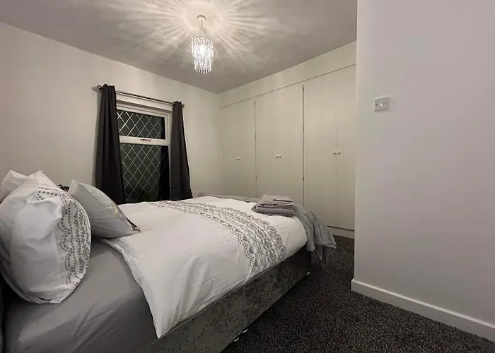 Comfortable, Spacious 2 Bedroom House Close To Etihad Stadium