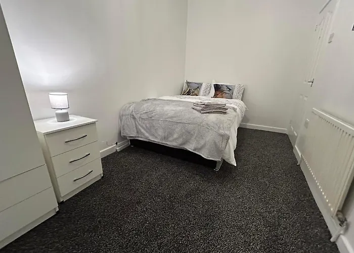 Comfortable, Spacious 2 Bedroom House Close To Etihad Stadium
