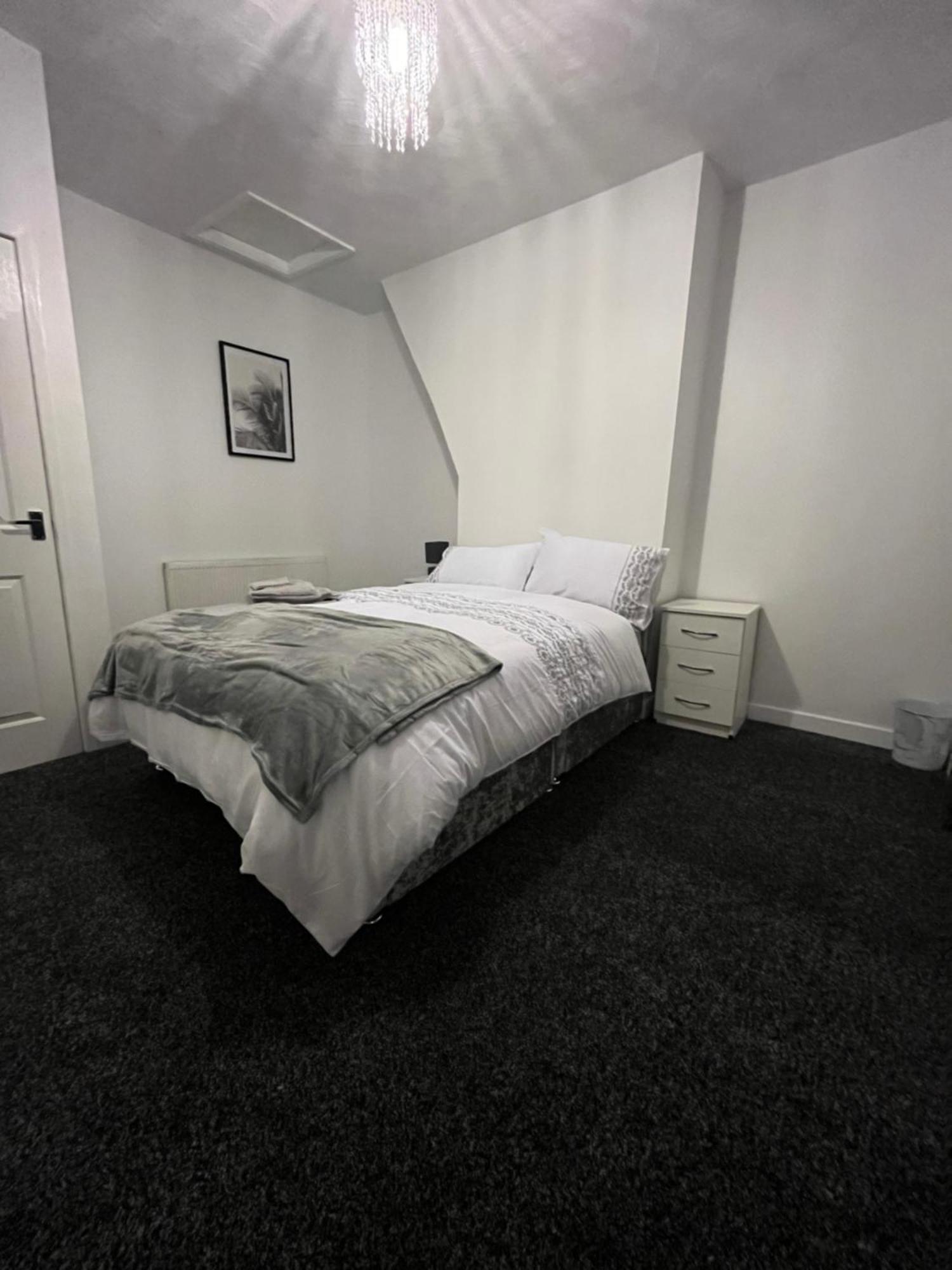 Comfortable, Spacious 2 Bedroom House Close To Etihad Stadium * Stalybridge