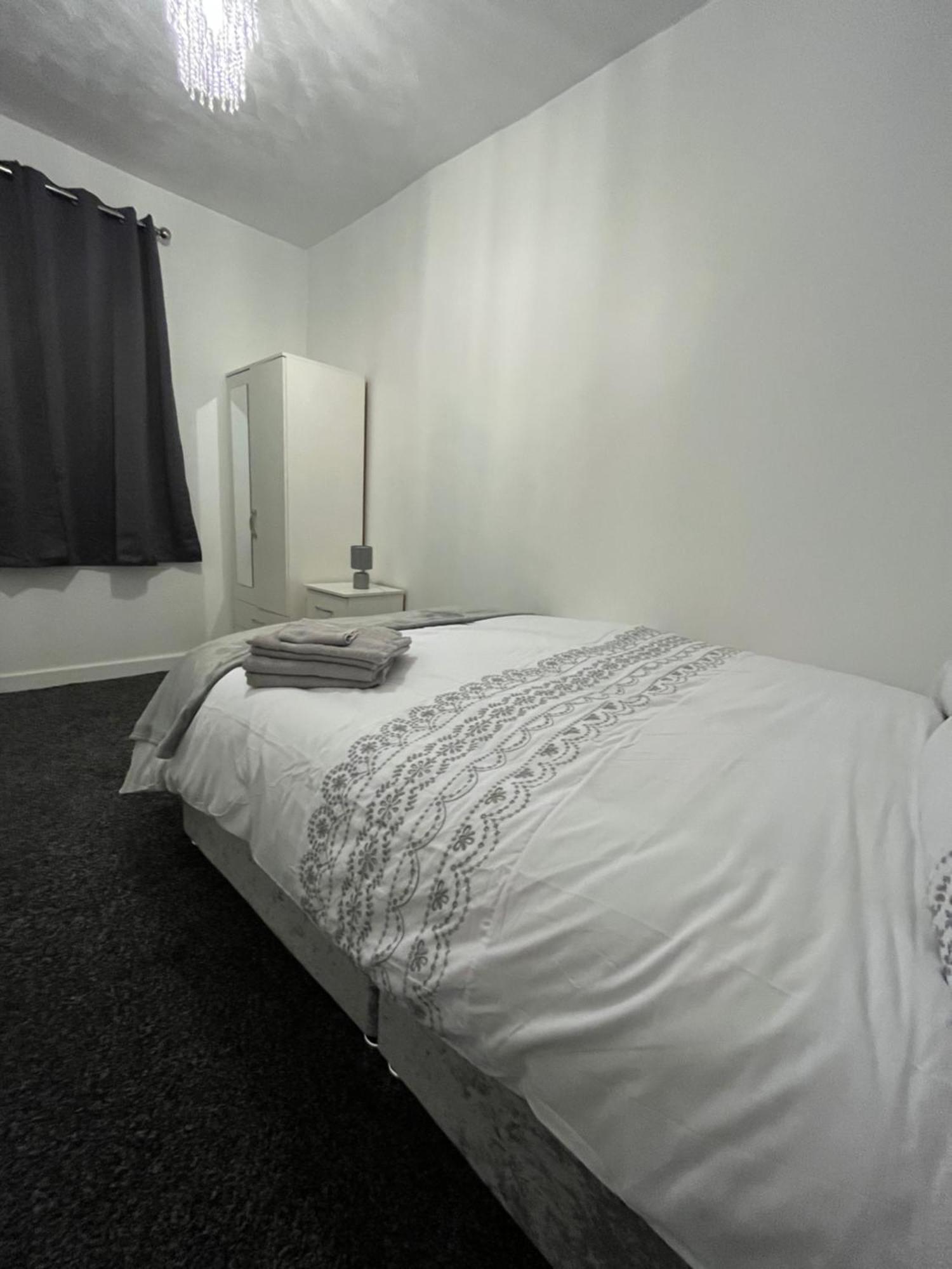 Holiday home Comfortable, Spacious 2 Bedroom House Close To Etihad Stadium *