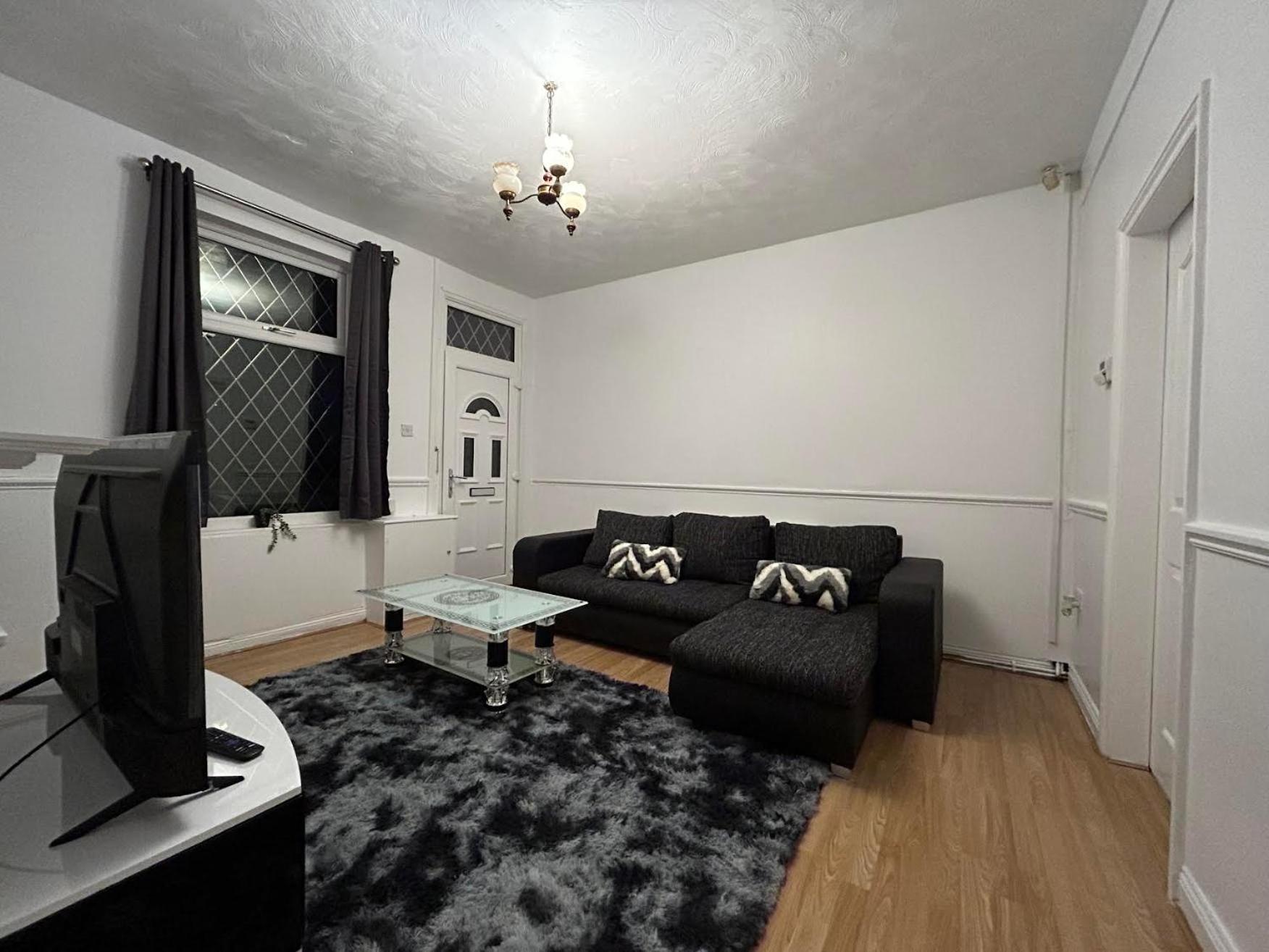 Comfortable, Spacious 2 Bedroom House Close To Etihad Stadium *