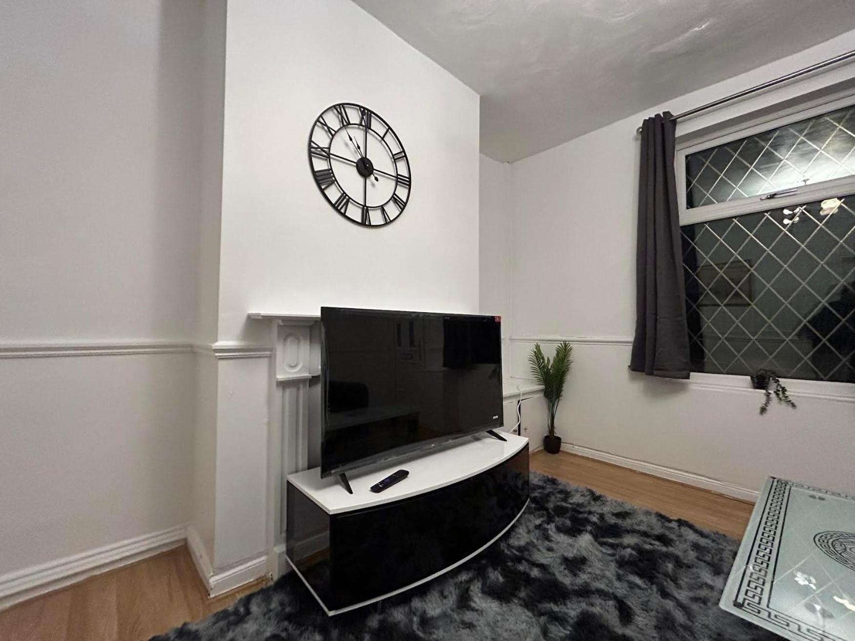 Comfortable, Spacious 2 Bedroom House Close To Etihad Stadium *