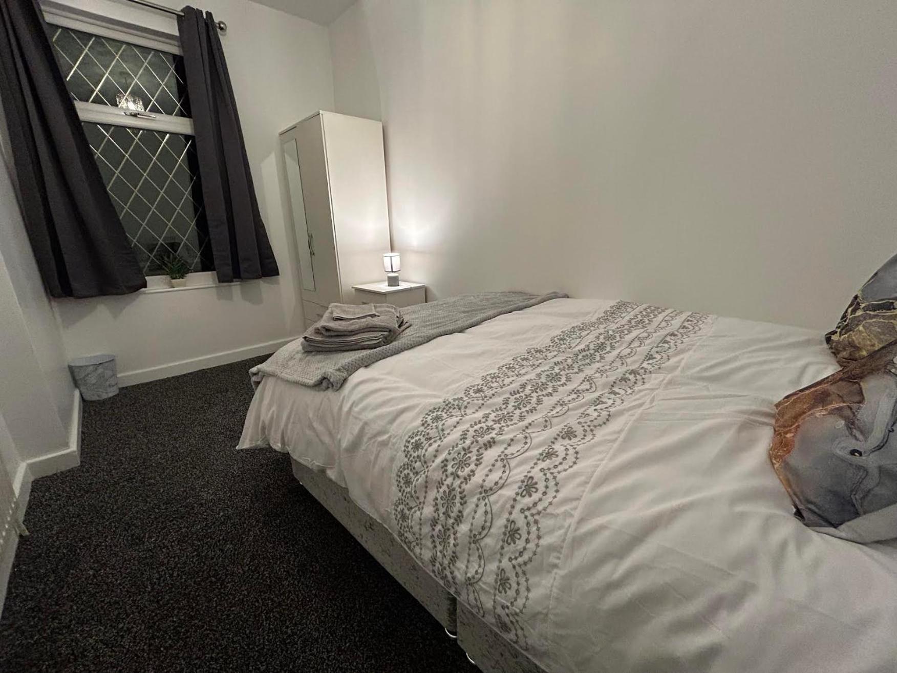 Comfortable, Spacious 2 Bedroom House Close To Etihad Stadium *