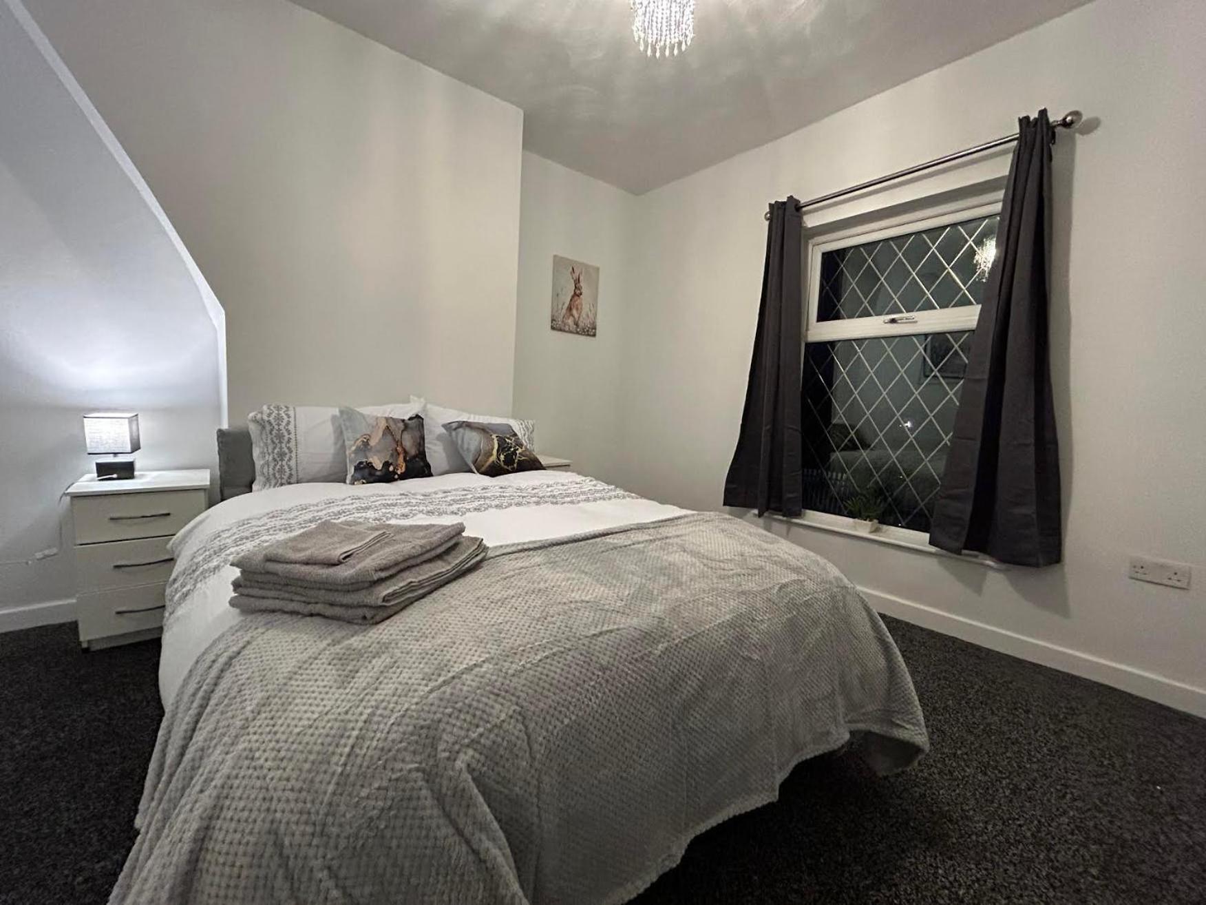 Holiday home Comfortable, Spacious 2 Bedroom House Close To Etihad Stadium Stalybridge