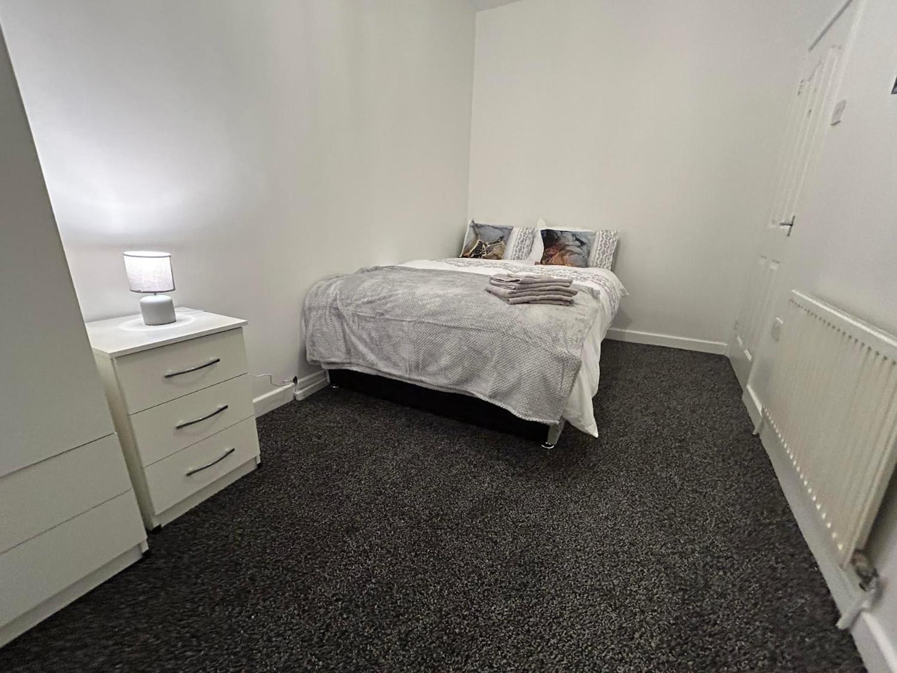 Comfortable, Spacious 2 Bedroom House Close To Etihad Stadium * Stalybridge