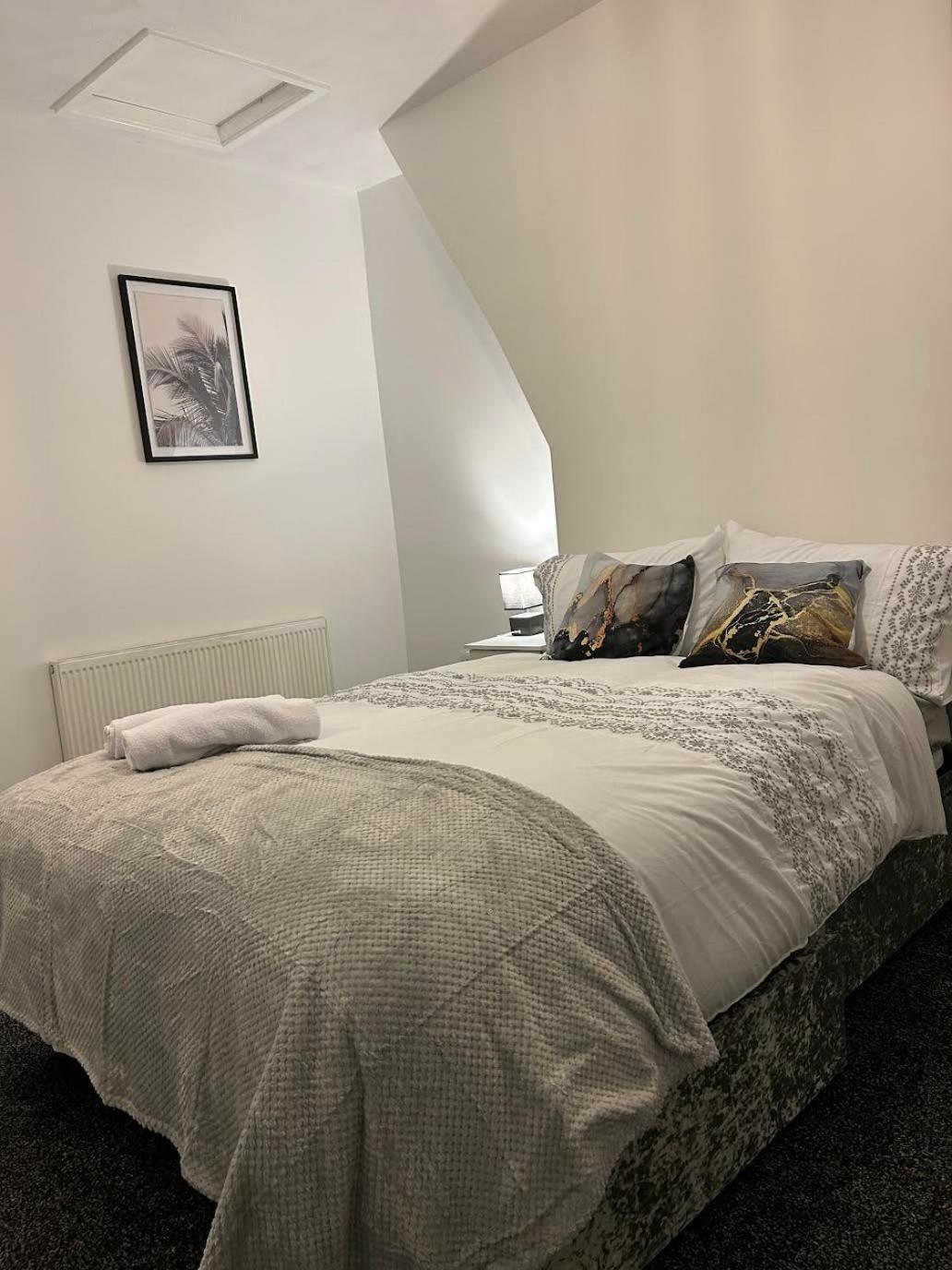 Comfortable, Spacious 2 Bedroom House Close To Etihad Stadium